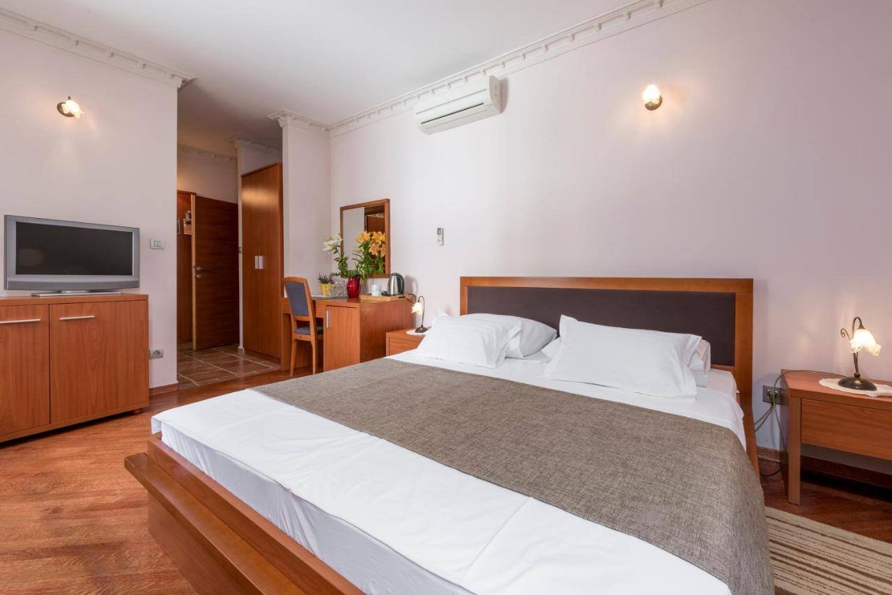 Villa Nora Hvar: bedroom with a king bed, a TV and air conditioning